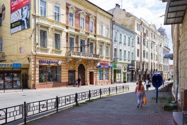 Chernivtsi, Ukrayna, 1 Temmuz 2018 Şehrin en eski bölgesi, bir yayanın gözünden sokağa bakmak