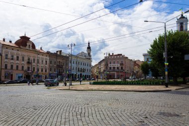 Chernivtsi, Ukrayna, 1 Temmuz 2018 Şehrin tarihi merkezi kaldırım taşları ve eski mimariyle