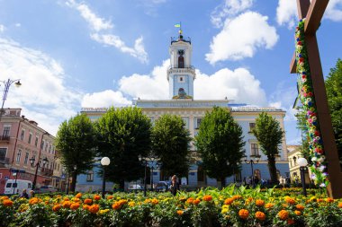 Chernivtsi, Ukrayna, 1 Temmuz 2018 Şehir Hükümet Binası. Güzel bir geleneğe göre, her öğlen şehrin marşı trompette çalınır.