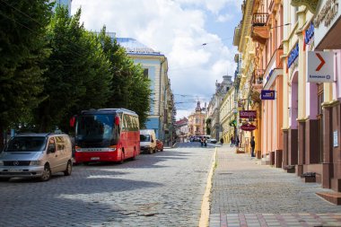 Chernivtsi, Ukrayna, 1 Temmuz 2018 Şehir merkezinde park eksikliği sorunu ve yol kenarına park edilmiş araçlar