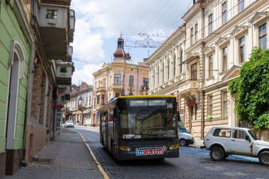 Chernivtsi, Ukrayna, 1 Temmuz 2018 Dar Avrupa sokaklarının arka planında, çevre dostu toplu taşımacılık