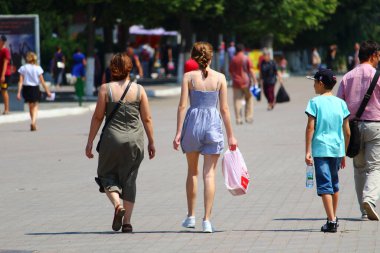 25 Haziran 2019, Balti, Moldova, satın alımlı aile piyasadan dönüyor.