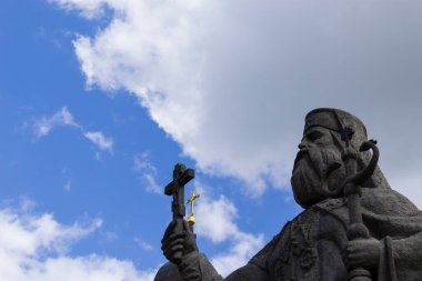 Chernivtsi, Ukrayna, 1 Temmuz 2018, Hristiyanlığın ana sembolü olarak birçok haçlı dini heykeli