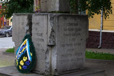 Chernivtsi, Ukrayna, 1 Temmuz 2018 İkinci Dünya Savaşı anıtı. Çatlak dünyanın sembolü
