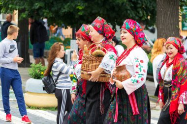 Chernivtsi, Ukrayna, 1 Temmuz 2018 Umumi açık festival yetişkin kadınlar sepet ve sürahi ile ulusal elbise