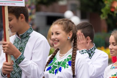 Chernivtsi, Ukrayna, 1 Temmuz 2018 halk festivali. Ulusal elbise içinde gülümseyen güzel kız. Bukovina toplantıları