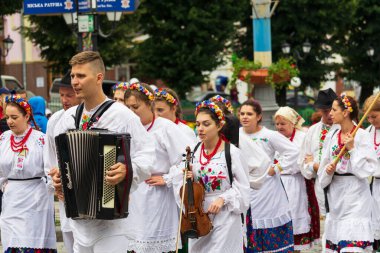 Chernivtsi, Ukrayna, 1 Temmuz 2018 halk festivali. Ulusal kıyafetleri içinde akordeon ve keman çalan müzisyenler