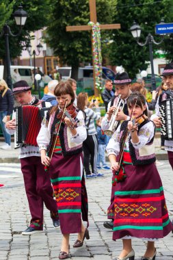 Chernivtsi, Ukrayna, 1 Temmuz 2018 halk festivali. Ulusal kıyafetleri içinde keman, trompet ve mızıka çalan müzisyenler.