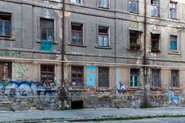 Odessa, Ukrayna, 7 Temmuz 2018 Devolanovskiy inişi. Devolanovskaya Caddesi. Şehir merkezindeki yıkılmış binalar.