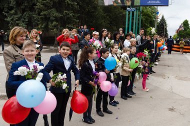 Balti (Beltsy), Moldova, 9 Mayıs 2017 Şehirde Zafer Yürüyüşü, Taşaklı İnsanlar