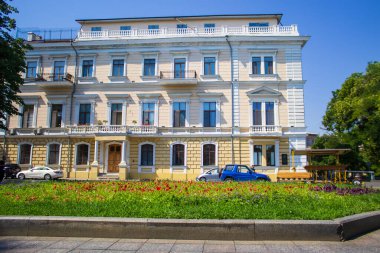 Odessa, Ukrayna 7 Temmuz 2018 Odessa 'nın tarihi ve kültürel merkezi binaların ve evlerin ön cephelerinin tanınabilir mimarisi, arka plan