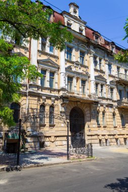 Odessa, Ukrayna 7 Temmuz 2018 Odessa 'nın tarihi ve kültürel merkezi binaların ve evlerin ön cephelerinin tanınabilir mimarisi, arka plan