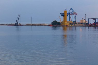 Odessa, Ukrayna. 7 Temmuz 2018. Günbatımından sonra şehrin endüstriyel liman bölgesi.
