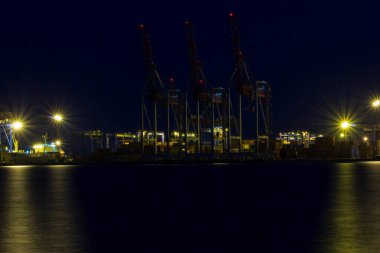 Odessa, Ukrayna 7 Temmuz 2018. Endüstriyel liman manzarası. Uzun süre maruz kaldıktan sonra gece şehrin bir kısmı.