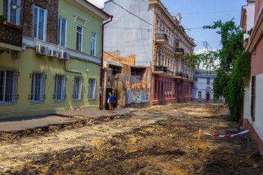 Odessa, Ukrayna, 26 Temmuz 2019, turizm sezonunun en yoğun olduğu tarihsel şehir merkezinde yol hizmetlerinin tamiri