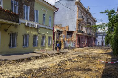 Odessa, Ukrayna, 26 Temmuz 2019, turizm sezonunun en yoğun olduğu tarihsel şehir merkezinde yol hizmetlerinin tamiri