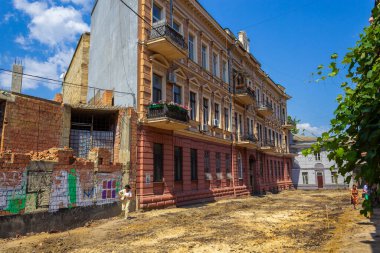 Odessa, Ukrayna, 26 Temmuz 2019, turizm sezonunun en yoğun olduğu tarihsel şehir merkezinde yol hizmetlerinin tamiri