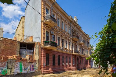 Odessa, Ukrayna, 26 Temmuz 2019, turizm sezonunun en yoğun olduğu tarihsel şehir merkezinde yol hizmetlerinin tamiri