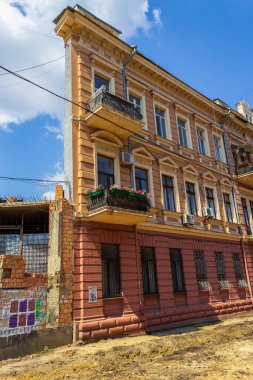 Odessa, Ukrayna, 26 Temmuz 2019, turizm sezonunun en yoğun olduğu tarihsel şehir merkezinde yol hizmetlerinin tamiri