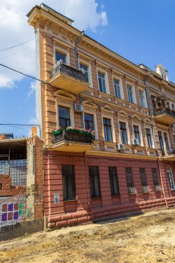 Odessa, Ukrayna, 26 Temmuz 2019, turizm sezonunun en yoğun olduğu tarihsel şehir merkezinde yol hizmetlerinin tamiri