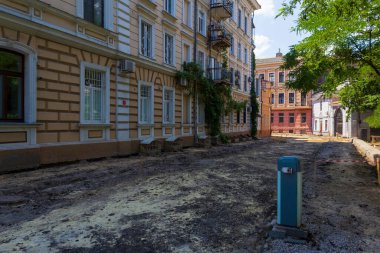 Odessa, Ukrayna, 26 Temmuz 2019, turizm sezonunun en yoğun olduğu tarihsel şehir merkezinde yol hizmetlerinin tamiri