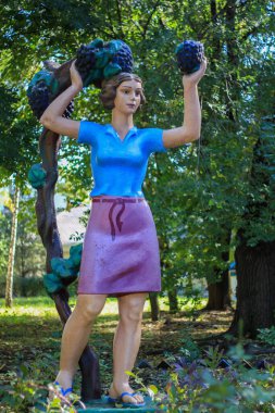 Balti, Moldova, 18 Ekim 2016 Üzümlü bir kadın heykeli .