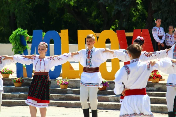 バルティ モルドバ 6月30 2019 民俗本物の休日 民族衣装の日 民族衣装で街のパレードや踊りを手配する — ストック写真