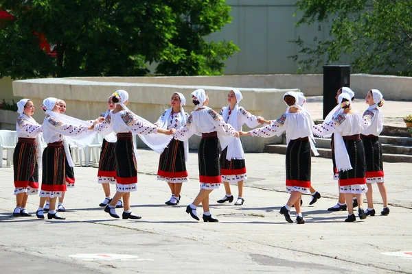 2019年6月30日 摩尔多瓦巴尔的摩 民俗假日 国服日 人们穿着民族服装在城市里组织游行和跳舞 — 图库照片