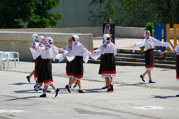 バルティ モルドバ 6月30 2019 民俗本物の休日 民族衣装の日 民族衣装で街のパレードや踊りを手配する — ストック写真