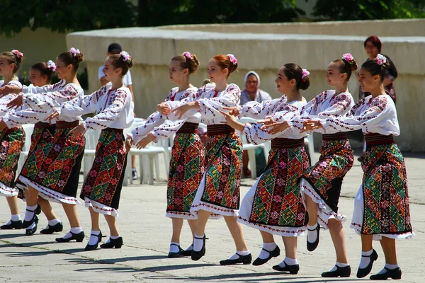 2019年6月30日 摩尔多瓦巴尔的摩 民俗假日 国服日 人们穿着民族服装在城市里组织游行和跳舞 — 图库照片