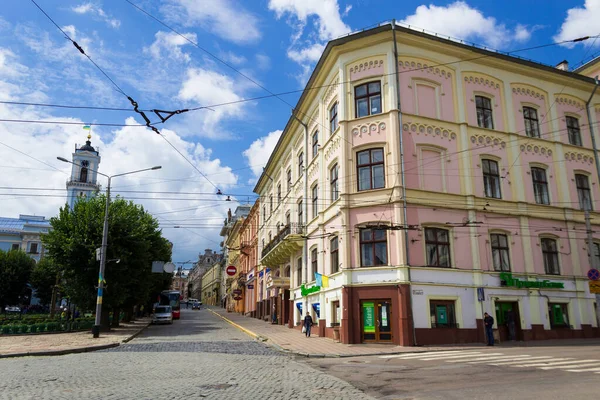 2018年7月1日 乌克兰 切尔尼夫茨在阳光灿烂的日子里从广场观看市中心 — 图库照片