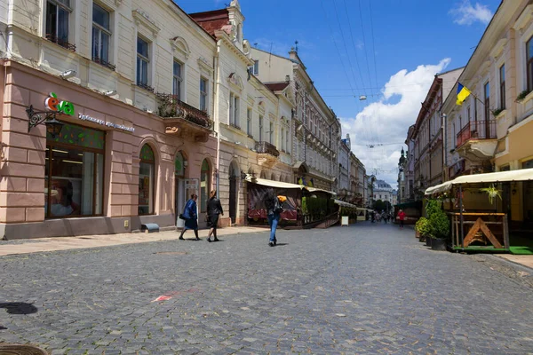 2018年7月1日ウクライナチェルニフツィ美術館街の歴史的建造物のあるコブリャンスカヤ歩行者天国通り — ストック写真