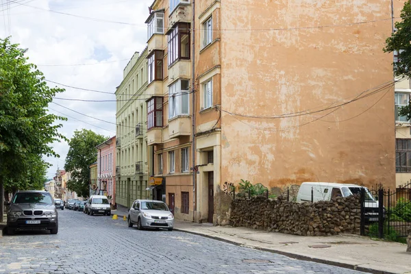 Chernivtsi Ukraine July 2018 Cars Parked Curb Significant Narrowing Road — Stock Photo, Image