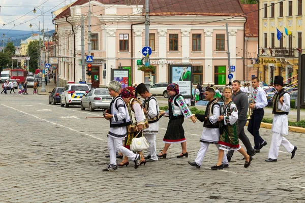 Tschernowitz Ukraine Juli 2018 Junge Menschen Nationalkleidung Überqueren Die Straße — Stockfoto