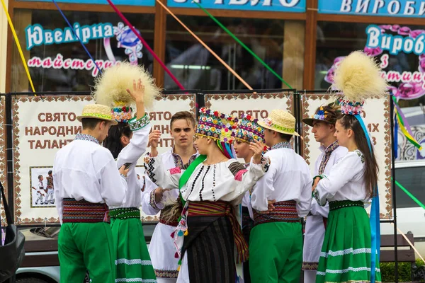2018年7月1日 乌克兰切尔尼夫茨 身着民族服装的年轻人 — 图库照片