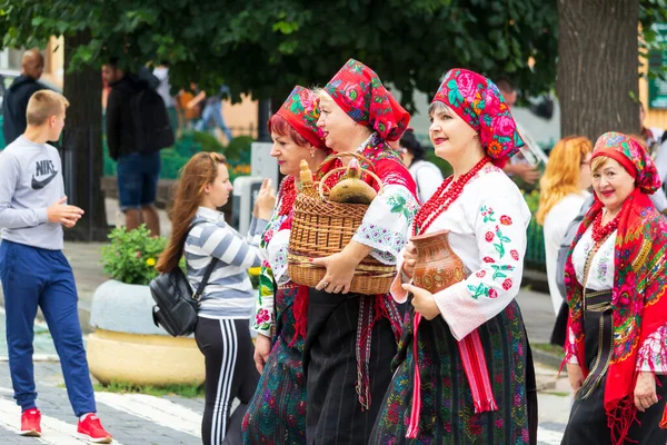 Czernowitz Ukraine Juli 2018 Öffentliches Offenes Festival Erwachsene Frauen Nationaltracht — Stockfoto