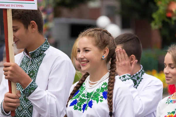 Черновцы Украина Июля 2018 Года Улыбающаяся Красивая Девушка Национальной Одежде — стоковое фото