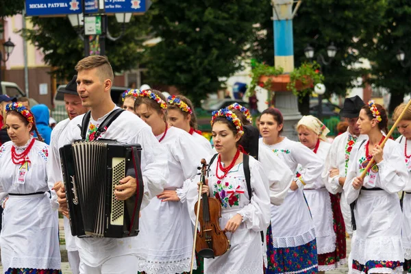 Черновцы Украина Июля 2018 Года Музыканты Аккордеоном Скрипками Национальной Одежде — стоковое фото