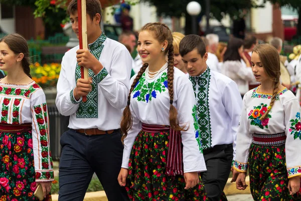 Chernivtsi Ukrayna Temmuz 2018 Halk Festivali Ulusal Kıyafetler Içinde Güzel — Stok fotoğraf