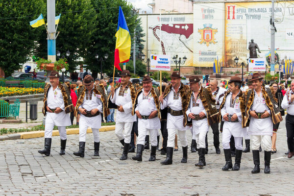 Черновцы, Украина, 1 июля 2018 года. Мужчины из Румынии в национальной одежде. Буковинские митинги
