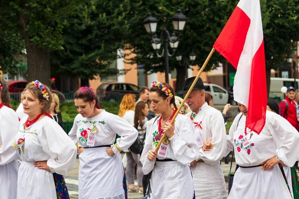 Черновцы Украина Июля 2018 Года Люди Национальной Одежде Польским Флагом — стоковое фото