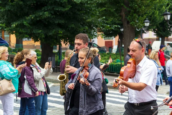 Chernivtsi Ucrania Julio 2018 Festival Público Abierto Músicos Con Violines — Foto de Stock