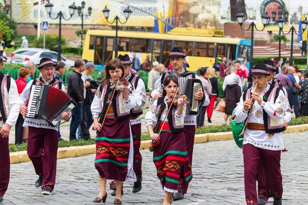 Черновцы Украина Июля 2018 Года Музыканты Скрипками Трубами Гармониками Национальной — стоковое фото