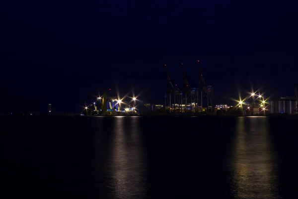 オデッサ ウクライナ2018年7月7日長い露出で日没後の夜に街の工業港の一部のビュー — ストック写真