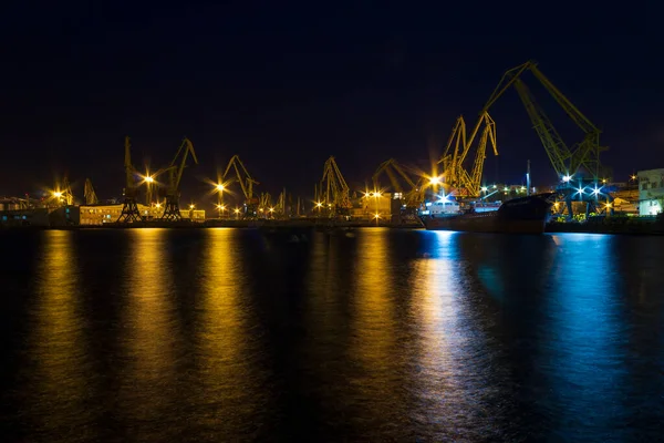 オデッサ ウクライナ2018年7月7日長い露出で日没後の夜に街の工業港の一部のビュー — ストック写真