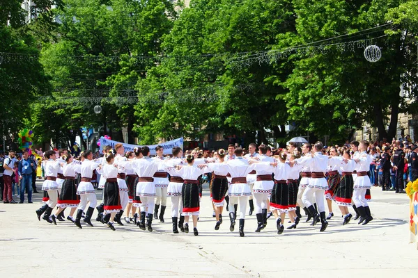 Balti Μολδαβία Μαΐου 2019 Άνθρωποι Εθνικές Στολές Χορεύουν Στους Δρόμους — Φωτογραφία Αρχείου