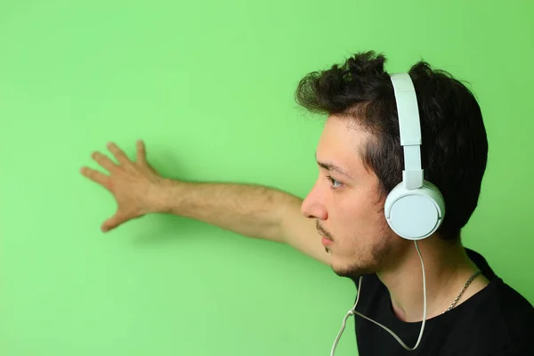 Jeune Homme Gars Expressif Sur Fond Vert Clair Émotion Détachement — Photo