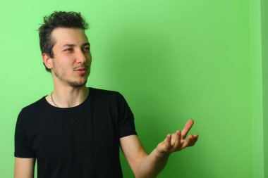 Açık yeşil arka planda etkileyici bir genç adam ya da adam. Sükunet ve sükunet duygusu