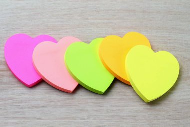 Bir sürü boş kalp sticker 'ı ve metin için yeri var. Aşkın ana sembolü. Arkaplan