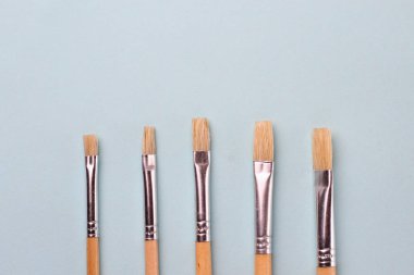 Harf veya çizim için farklı genişlikte sanatsal düz fırçalar. Yaratıcı arkaplan